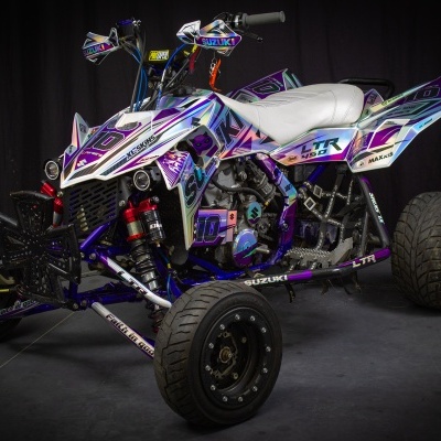 Quad Suzuki branco roxo e azul com detalhes gráficos e texto LT-R