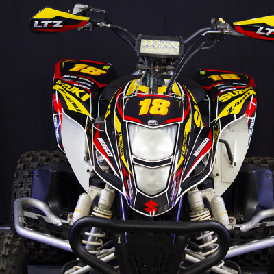 Quad Suzuki LTZ 400 em preto, amarelo, vermelho e branco com número 18
