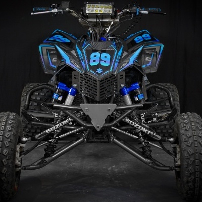 Quad todo-o-terreno preto com detalhes azuis e número 89 na frente