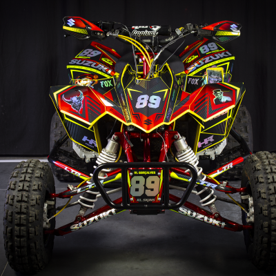 Quad Suzuki vermelho, preto e amarelo com número 89 e grafismos distintos