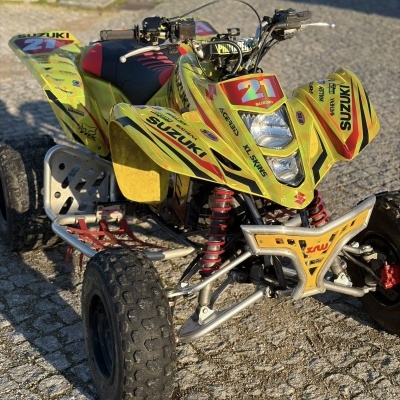 Quad Suzuki amarelo com número 21 e detalhes em vermelho e preto