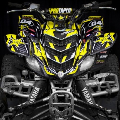 Quad preto e amarelo Yamaha com decoração de estrelas e texto PRO TAPER