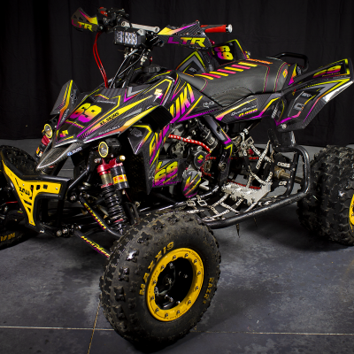 Quad ATV colorido com pneus Maxxis e número 69