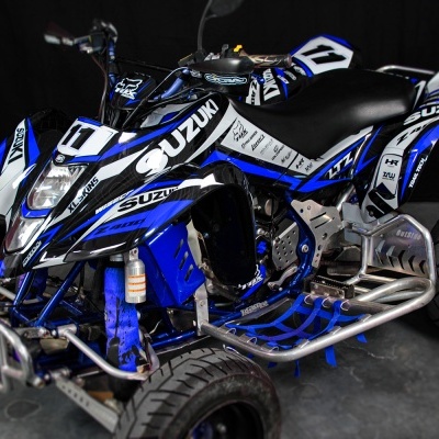 Quad Suzuki azul, preto e branco com número 11
