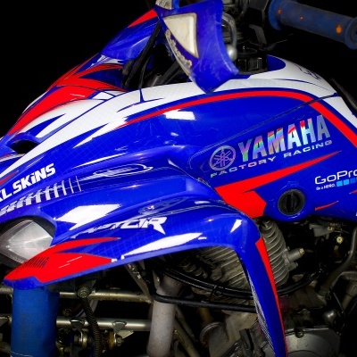 Veículo off-road azul, vermelho e branco com logótipos e gráficos detalhados