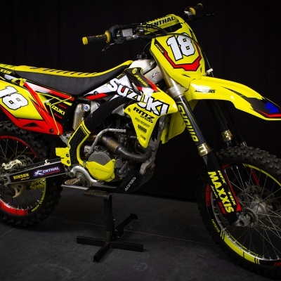 Motocross Suzuki amarela e preta número 18 com logotipos