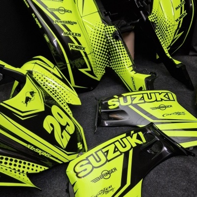 Peças de plástico amarelo neon e preto para moto Suzuki com o número 29 e várias marcas impressas