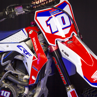 Motocross Honda RF com cores vermelha, branca e azul, número 10, e vários logótipos visíveis