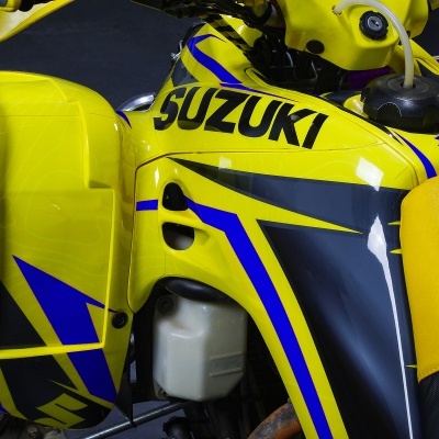 Motocross Suzuki amarela com detalhes azuis e pretos