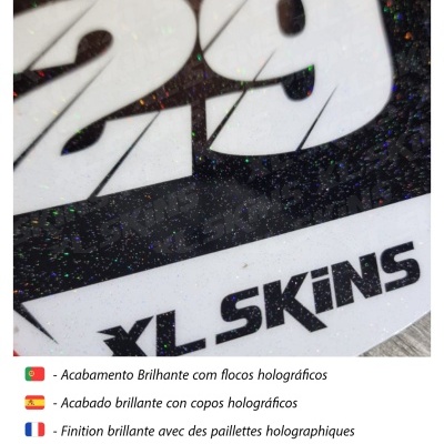 Etiqueta com acabamento brilhante e flocos holográficos com texto XL SKiNS