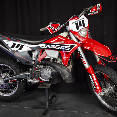 Motocross vermelho e preto marca GASGAS com número 14 e nome SIMÃO RIBEIRO