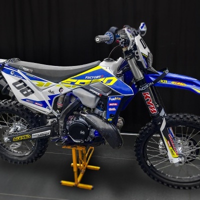 Motocross azul e branco com número 08 e detalhes amarelos em fundo preto