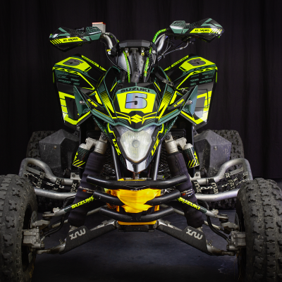 quad Suzuki verde fluorescente, amarelo e preto com número 5 e proteções XL SKINS