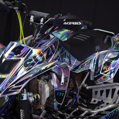 Quad Suzuki com autocolantes holográficos e pretos em fundo preto