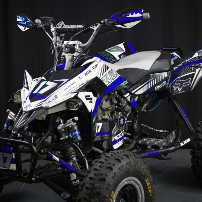 Quadra de corrida Suzuki preto, branco e azul com número 17 e suspensão Elka