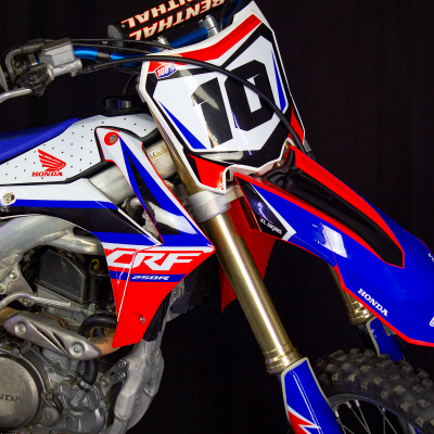 Motocross Honda CRF 250R com carenagem colorida e número 10 na dianteira