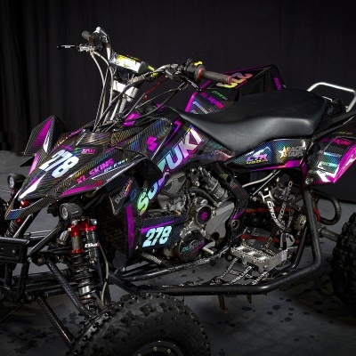 Quadriciclo preto e roxo com números 278 e 276 em estúdio