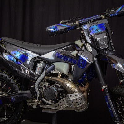 Motociclo todo-o-terreno Husqvarna azul e preto