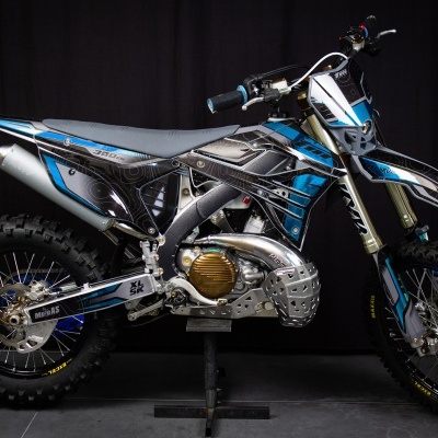 moto de enduro preta e azul com pneus grossos