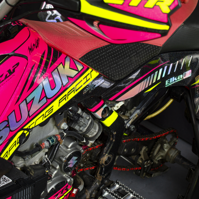 Motocross Suzuki rosa, amarelo e preto com autocolantes e peças detalhadas