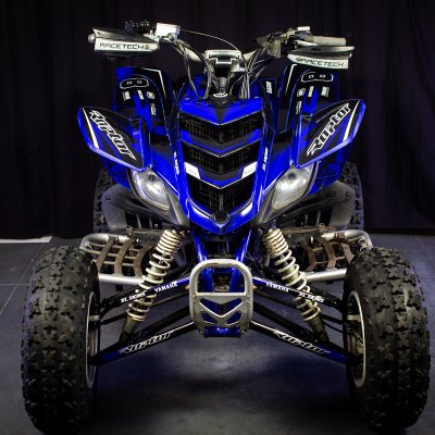 Quadriciclo azul Yamaha Raptor com suspensão e pneus largos