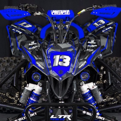Quad Suzuki LTR 450 azul e preto com número 13 e guarda-mãos Acerbis azuis