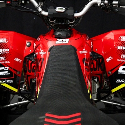 Quad vermelho com número 29 e vários logótipos de patrocinadores em fundo preto