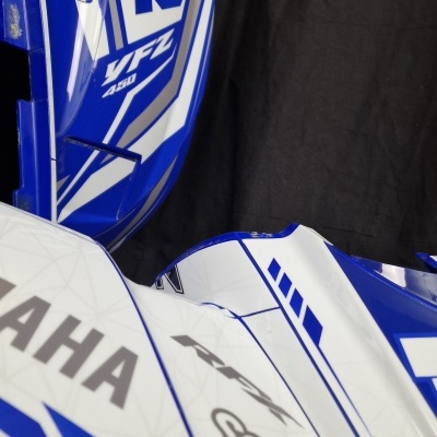 Painéis de plástico para motocicleta azul e branco com textos e números