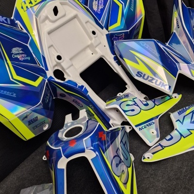Carenagens de mota Suzuki azul, branco, amarelo e verde