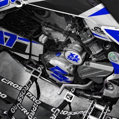 Motor e estrutura de mota de competição com números 17 e fita CROP SPORT PRO