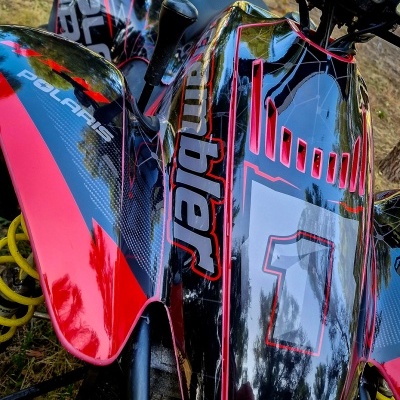 Quadriciclo Polaris preto e vermelho com número 1 na frente