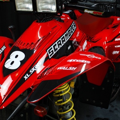 Veículo todo-o-terreno vermelho com autocolantes e número 8