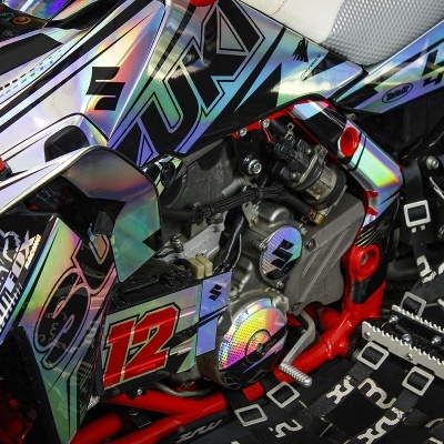 Moto com autocolantes holográficos coloridos, número 12 e texto GLTR 450