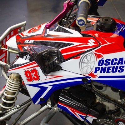 Parte lateral de um kart com cores vermelho, branco e azul e o número 93