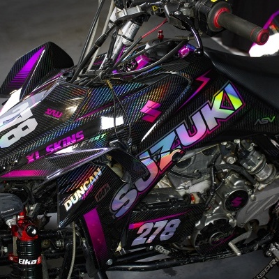 Veículo todo-o-terreno Suzuki com detalhes coloridos e número 278