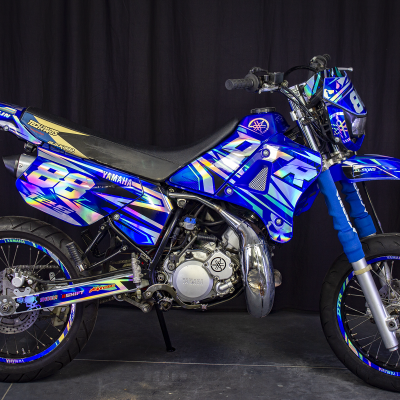 Motocicleta Yamaha azul com gráficos holográficos e número 88