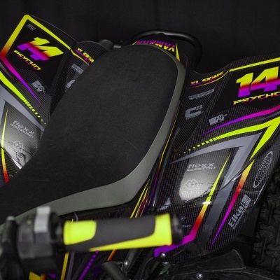 Quadriciclo com detalhes coloridos preto, roxo, amarelo e verde neon e número 14