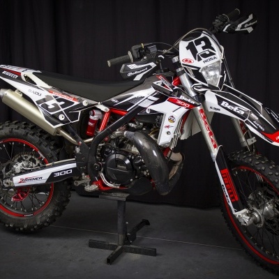 Motocross preto branco e vermelho com números 13 e 300