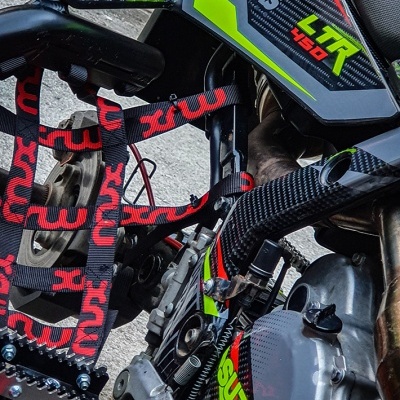 Motocross Suzuki LTR 450 com grafismos coloridos e componentes metálicos expostos