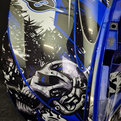 Carenagem de mota com padrão gráfico azul, branco, preto e cinzento