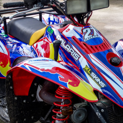 Quadriciclo Polaris colorido com número 21 e adesivos XL SKINS