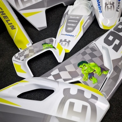 Peças de carenagem para mota brancas, amarelas e cinzentas com logótipos e desenhos