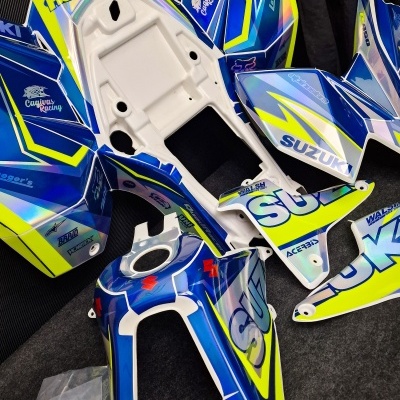 Peças de carenagem para moto Suzuki com cores azul, amarelo e branco e número 1