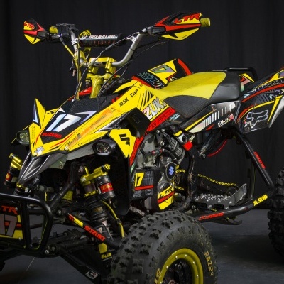 Quad Suzuki amarelo e preto com número 17 e pneus grossos