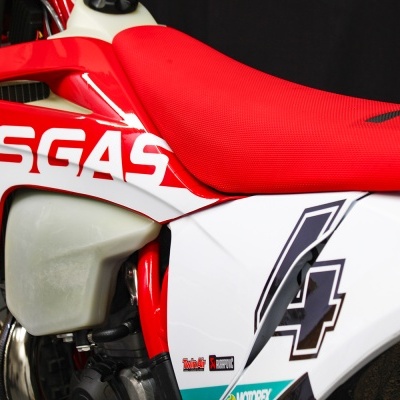 Motocross GASGAS branca e vermelha com assento vermelho e número 4