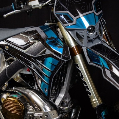 Motocross preta e azul com detalhes gráficos e garfo dourado