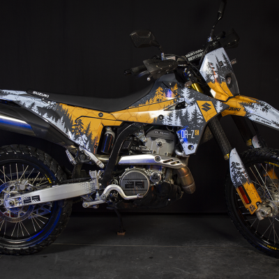 Motociclo Suzuki DR-Z 400 com decoração amarela, branca e preta