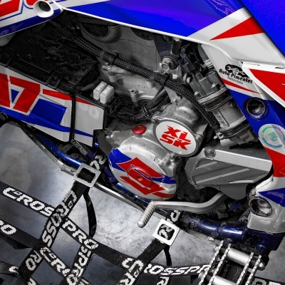 Moto de motocross azul, vermelho e branco com número 17 e texto CROSS PRO