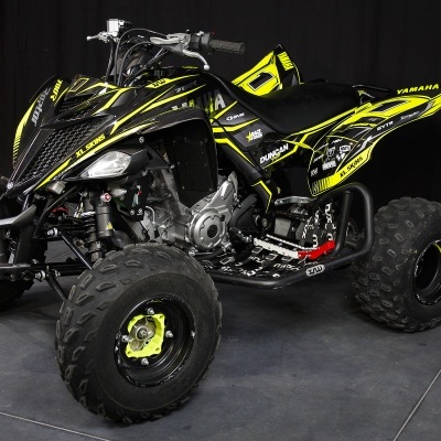 Quadro todo-o-terreno preto e amarelo fluorescente com pneus grandes