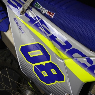 Mota de motocross azul com número 08 em plástico cinza e azul